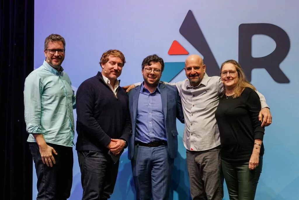 Image: Curated Planet’s Founder and CEO Benjamin Sann (center) poses with Arival CCO Bruce Rosard and expert panelists James Lemon, Stephen Oddo, and Linda Fox for a congratulatory photo after winning the Innovation Showcase