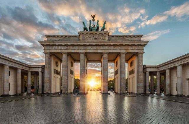 Sonnenuntergang hinter dem Brandenburger Tor in Berlin, Deutschl